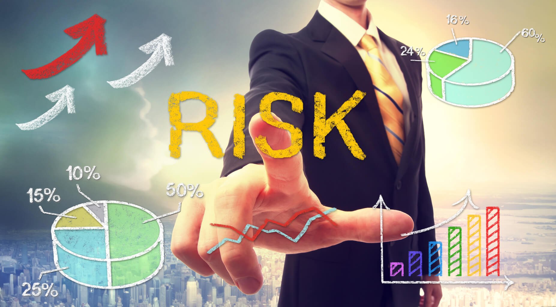 Erkek iş adamı, risk ve grafiklerle iş stratejisi.